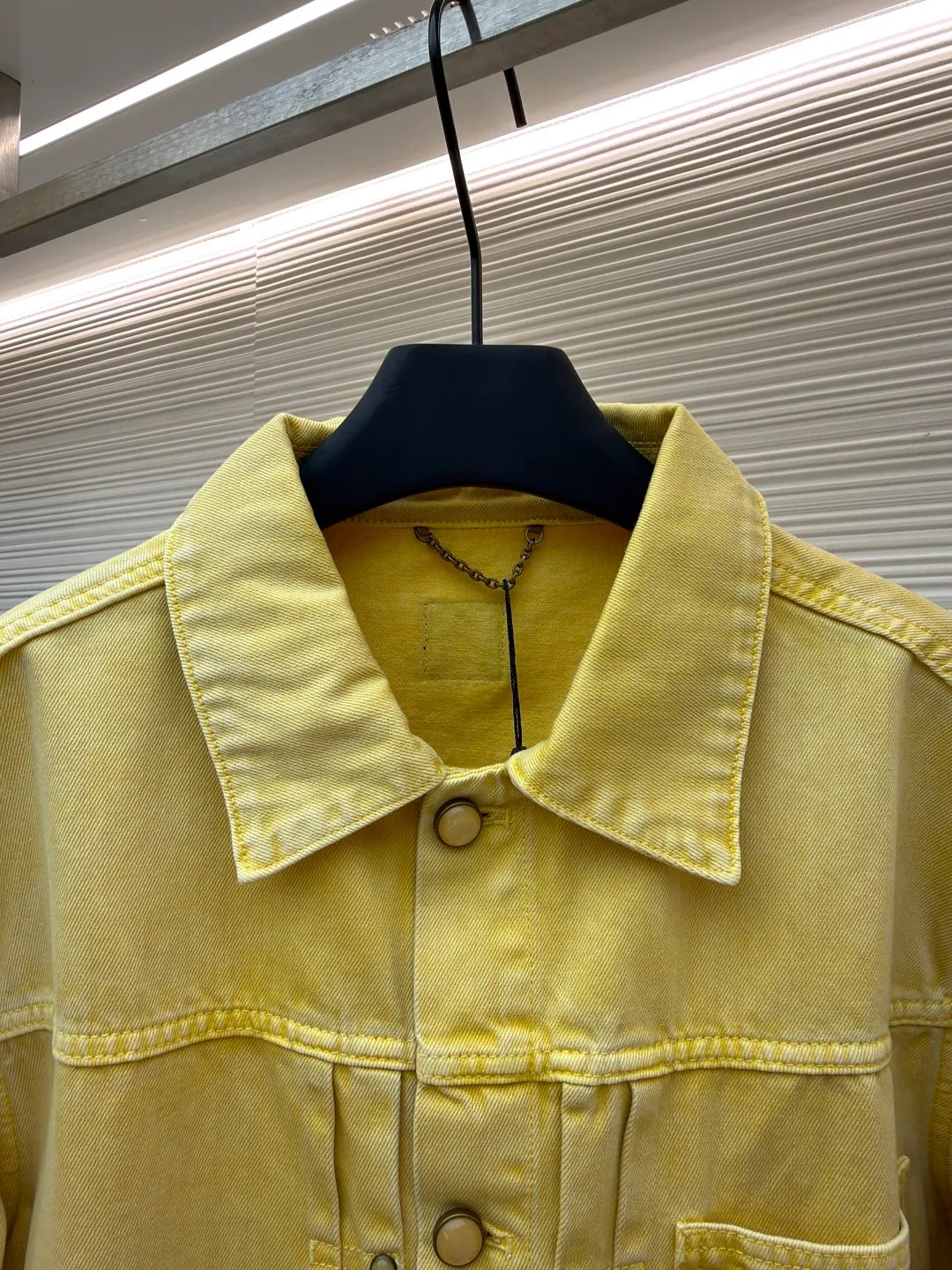 LOUIS VUITTON dyed embossed denim jacket ●Original version: Purchased and developed in 19594 ●Item number: 1681049-B65 ●Material: denim fabric ●Technology: embossed production ●Version: fitted version ●Weight: about 1049 grams ●Size: 46-48-50-52 ●Description: This style is processed through garment dyeing to create a washed retro effect, and then uses a splicing structure and hammer fixing rings to express the workwear style. Monogram embroidery adorns the sides and left patch pocket, and pearlescent buttons and rivets complete the detail. Pair it with the same style to add to your summer wardrobe. The overall wiring is straight and delicate, the fabric is comfortable and soft, and the color is consistent without color difference. It can be matched with the same style to create a fashionable look and control various occasions. Customized accessories, complete with three standards, same style for men and women!